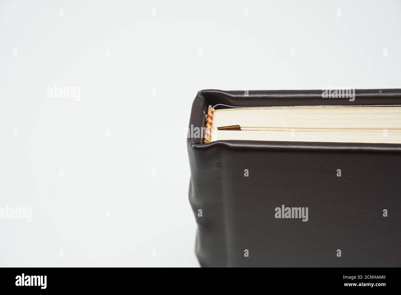 Angolo superiore del notebook vuoto di Hogwarts Harry Potter del negozio di souvenir degli Universal Studios su uno sfondo bianco luminoso. Foto Stock