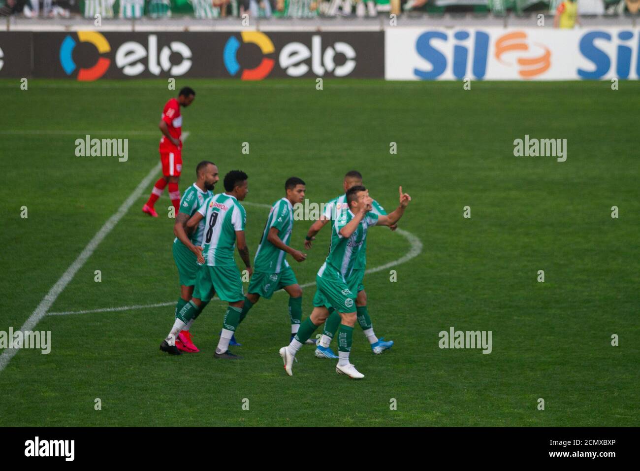 Caxias do sul, Rio Grande do sul, Brasile. 17 Settembre 2020. Caxias do sul (RS), 17/09/2020 Ã¢â‚¬' FUTEBOL/COPA DO BRASIL/JUVENTUDE/CRB Ã¢â‚¬' o jogador Wagner Ferreira dos Santos do Juventude faz e comemora o gol, em partida contra o CRB, valida pela quarta fase da Copa do Brasil no estadio Alfredo Jaca de caxoni, Cidias nesta tarde de quinta-feira (17) Credit: Atheus PE/TheNEWS2/ZUMA Wire/Alamy Live News Foto Stock