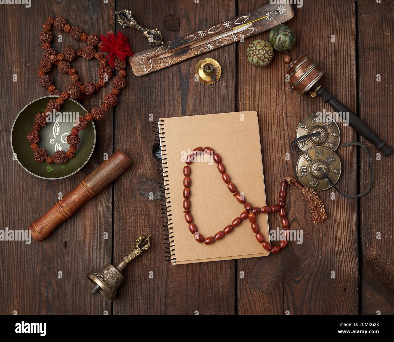 Ciotola di canto di rame, perline di preghiera, tamburo di preghiera e  altri oggetti religiosi tibetani per la meditazione An Foto stock - Alamy