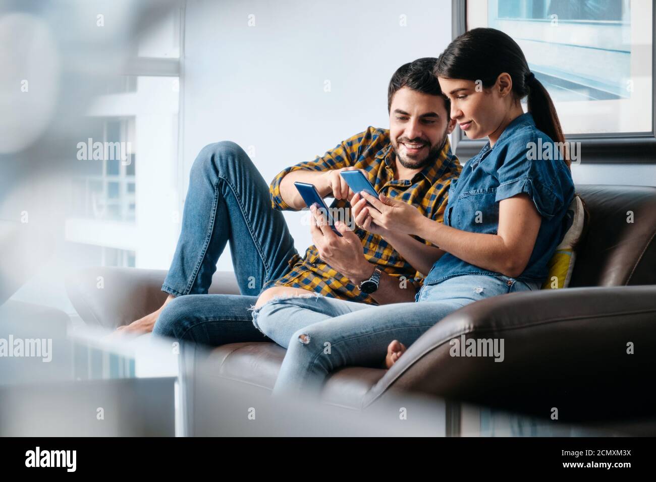 Man Teaching Phone App Technology per la ragazza con smartphone Foto Stock