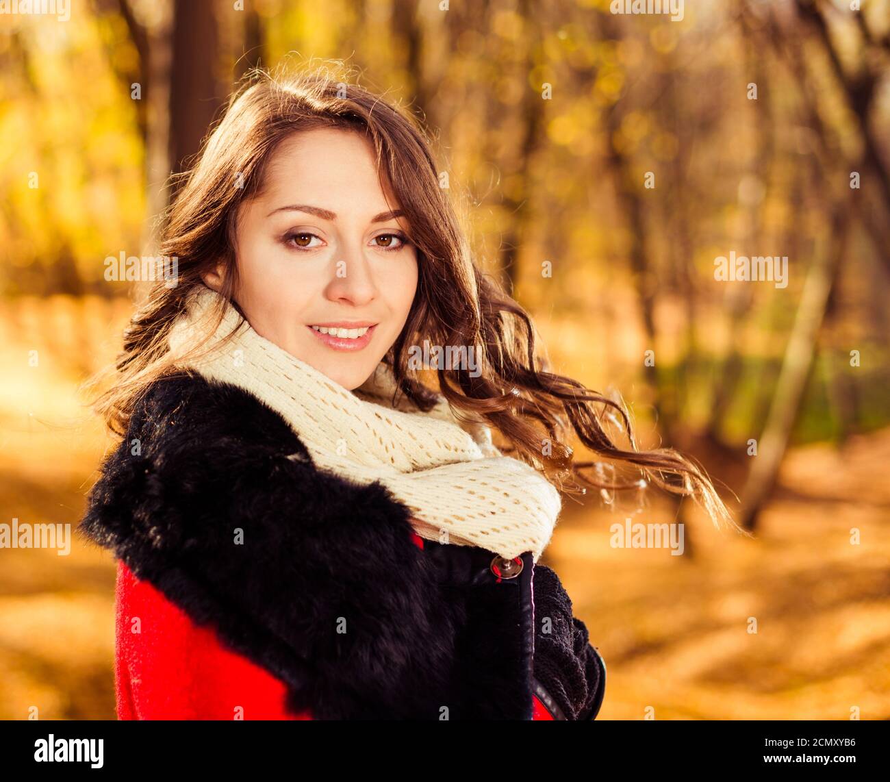 Giovane bella donna in cappotto a autunno sfondo colorato Foto Stock