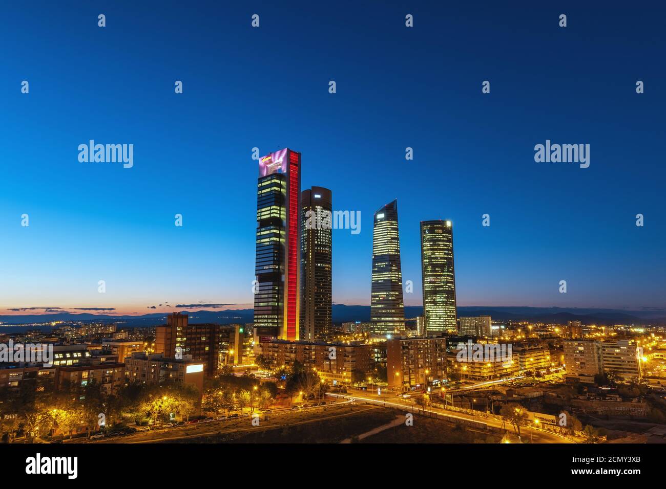 Madrid Spagna, notte dello skyline della città al quartiere finanziario centrale con quattro torri Foto Stock