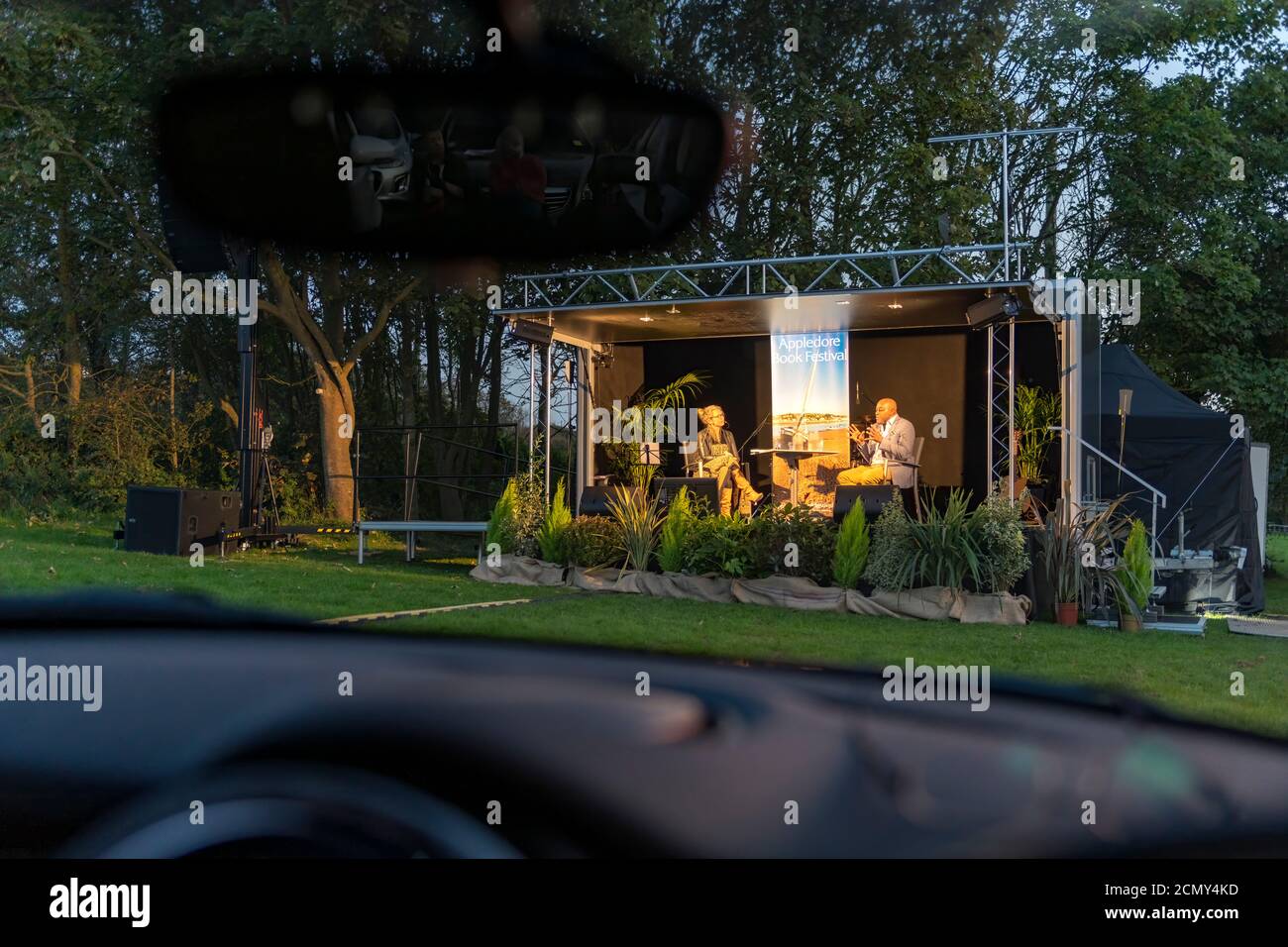 Giovedì 17 settembre 2020. Appletore, North Devon, Inghilterra. L'evento notturno di apertura dell'Appletore Drive in Book Festival, come il celebre chef Ainsley Harriott, si svolge sul palco per una notte di cibo, storie e musica mediterranea. Il festival, che si pensa sia il primo drive in Book Festival del Regno Unito, partirà seriamente la mattina di venerdì 18 settembre e si svolgerà fino a martedì 22 settembre con cinque eventi ogni giorno. Credit: Terry Mathews/Alamy Live News Foto Stock