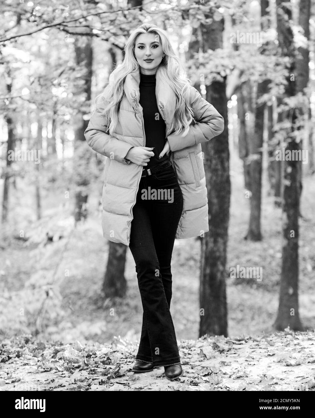 Puffer fashion concept. Outfit dimostrare puffer cappotto può guardare  elegante. Ragazza bionda alla moda a piedi nel parco. Giacche tutti  dovrebbero avere. Miglior puffer cappotti da acquistare. Come rock puffer  jacket come star Foto stock - Alamy