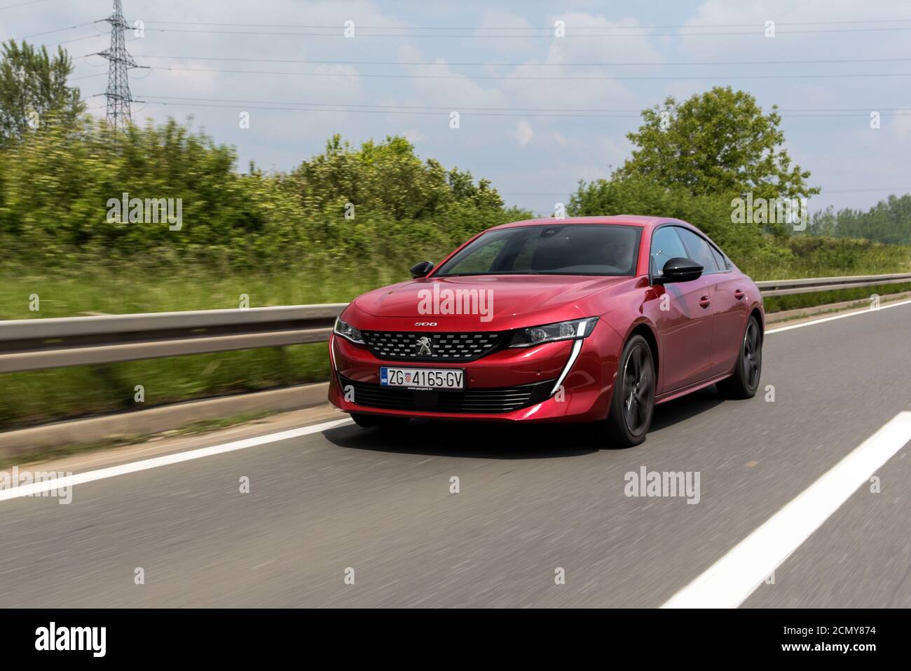 Nuovissimo Peugeot 508 GT di bel colore rosso. Limousine di lusso di classe business. Foto Stock