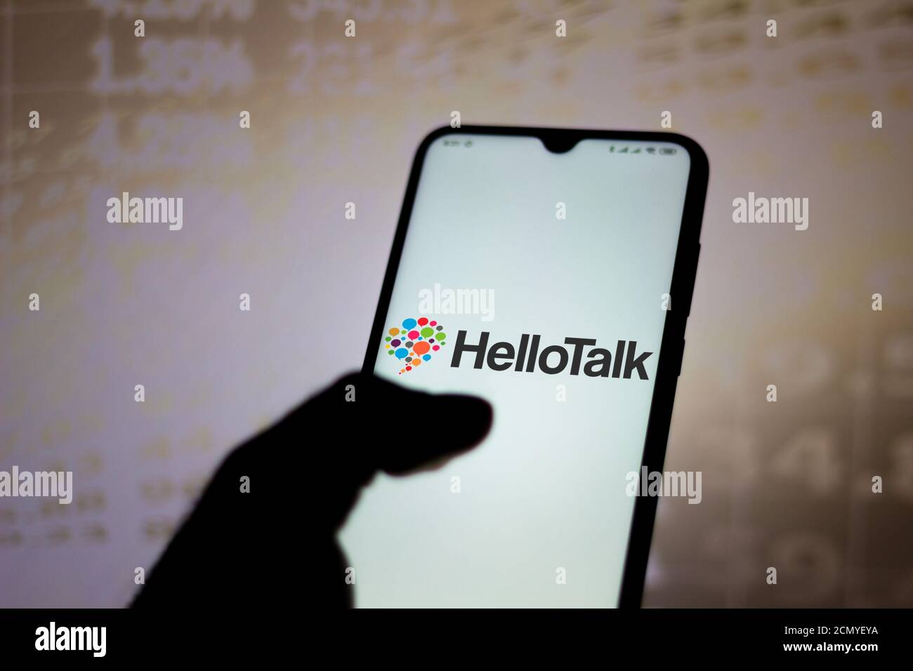In questa illustrazione fotografica viene visualizzato il logo HelloTalk sullo smartphone. Foto Stock