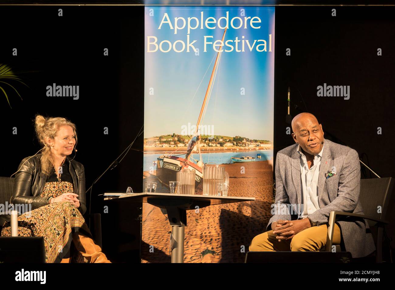 Giovedì 17 settembre 2020. Appletore, North Devon, Inghilterra. L'evento notturno di apertura dell'Appletore Drive in Book Festival, come il celebre chef Ainsley Harriott, si svolge sul palco per una notte di cibo, storie e musica mediterranea. Il festival, che si pensa sia il primo drive in Book Festival del Regno Unito, partirà seriamente la mattina di venerdì 18 settembre e si svolgerà fino a martedì 22 settembre con cinque eventi ogni giorno. Credit: Terry Mathews/Alamy Live News Foto Stock