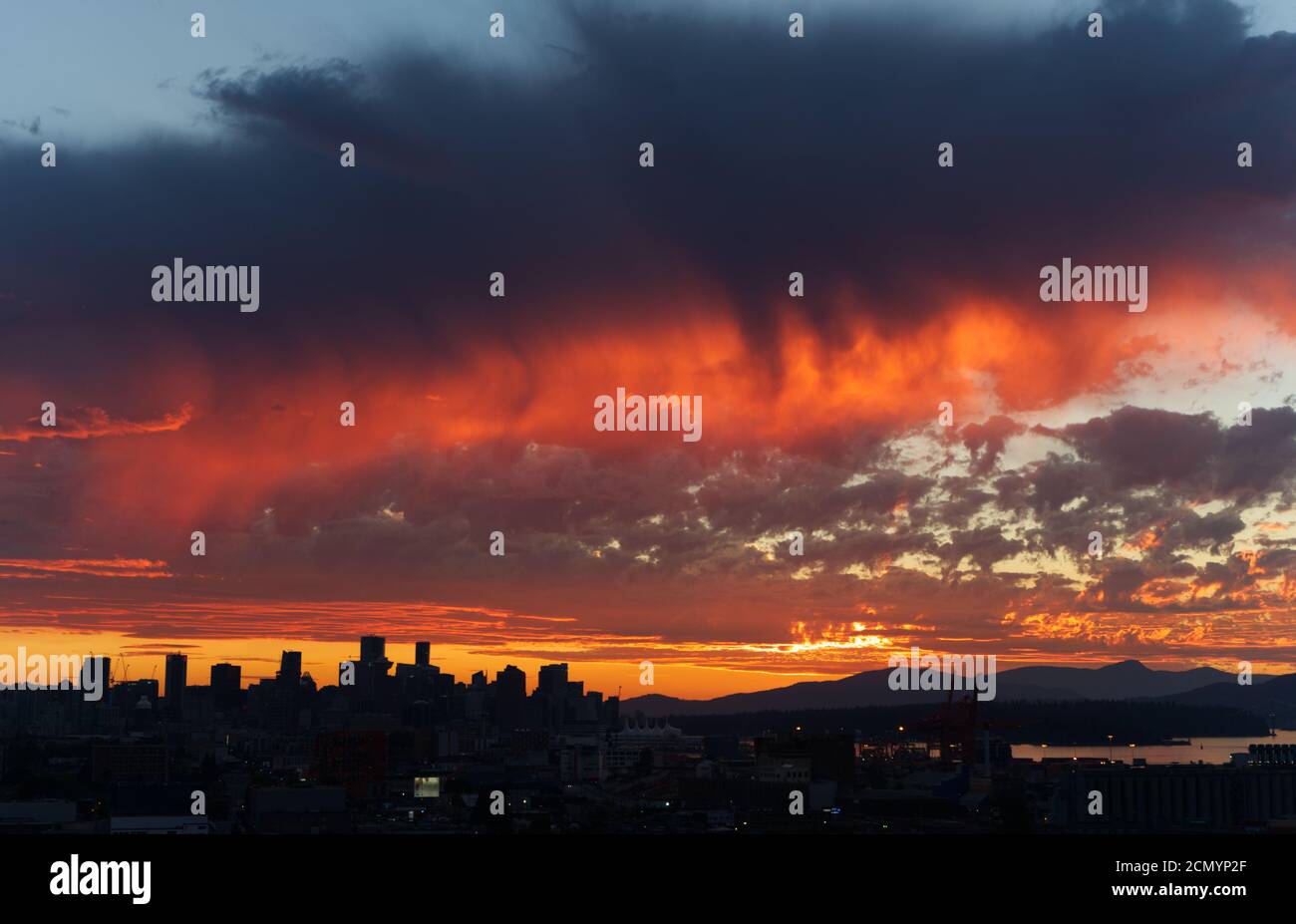 Doom Day Sky, Vancouver Crazy tramonto come fuoco, Sunset Fire, Vancouver BC Canada Foto Stock