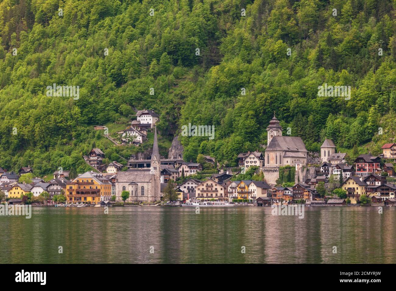 Hallstatt Austria, natura paesaggio di Hallstatt village con il lago e montagna Foto Stock