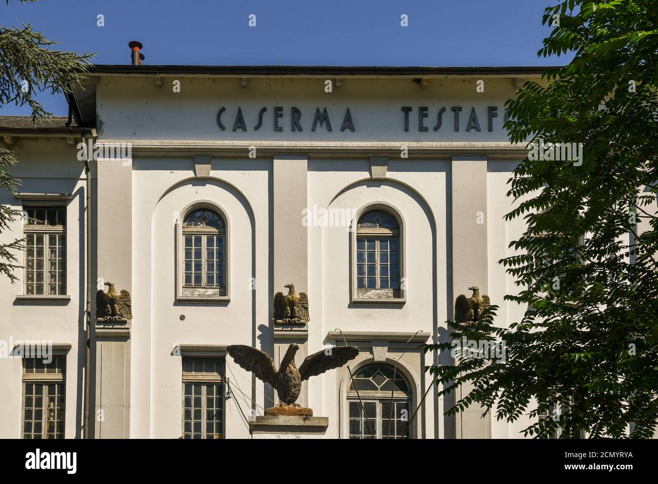 Facciata di Caserma Testafochi, una caserma militare ottocentesca che diventerà il nuovo polo universitario cittadino, Aosta, Valle d'Aosta, Italia Foto Stock