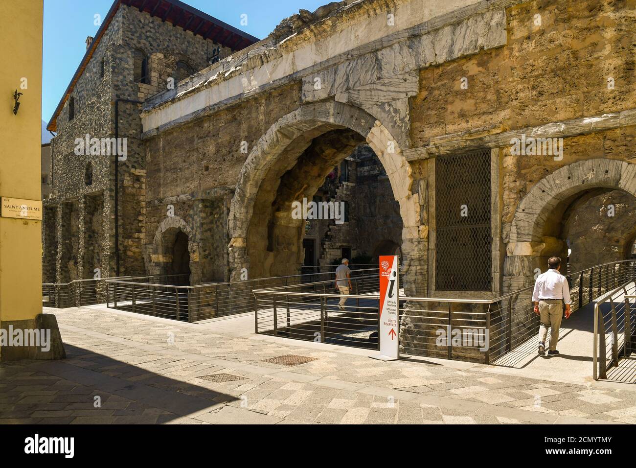 Veduta dell'antica porta Pretoria (porta Pretoria, 25 a.C.) l'ingresso orientale della città romana di Augusta Praetoria Salassorum, oggi Aosta, Italia Foto Stock