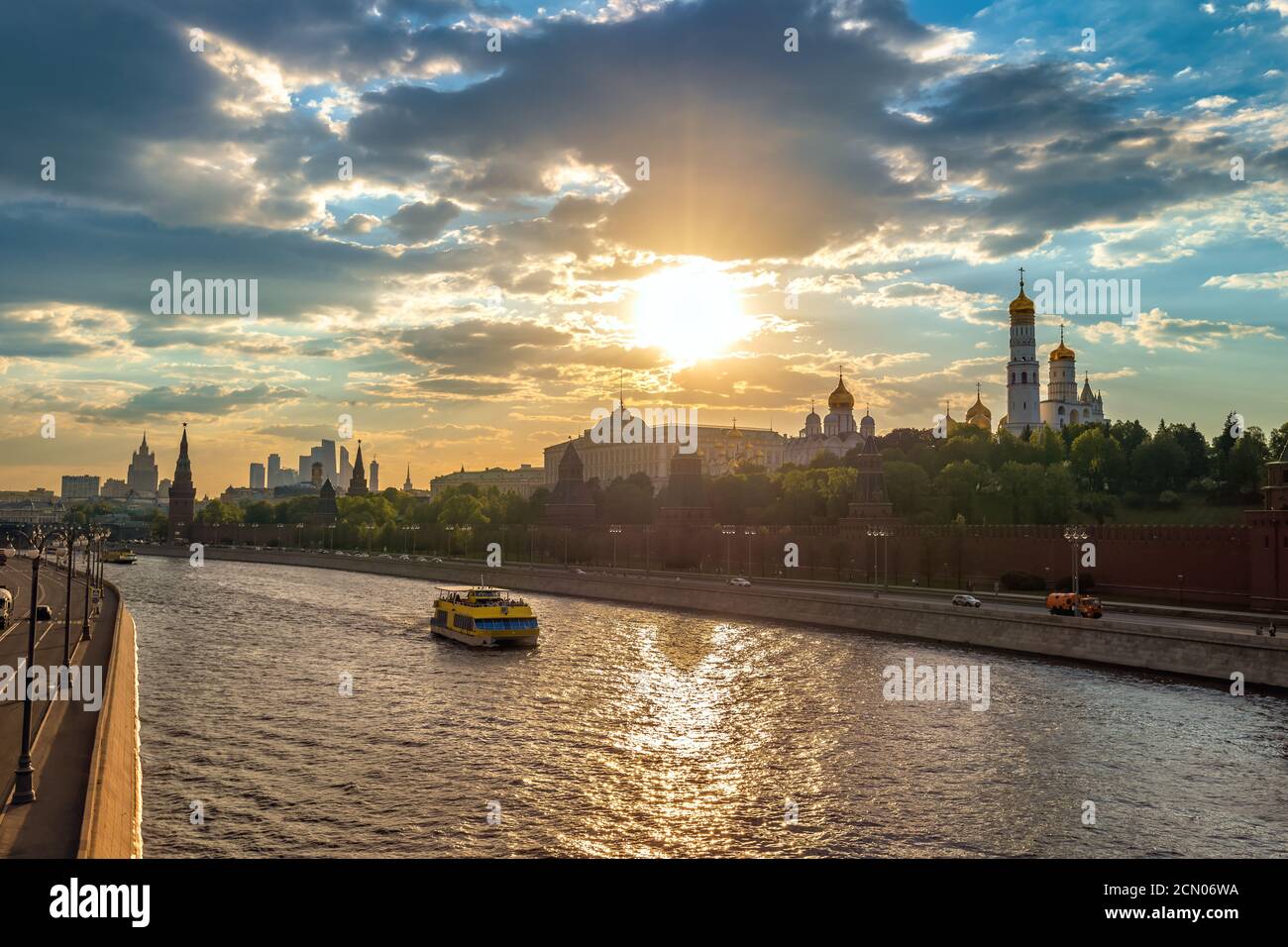 Mosca Russia, tramonto skyline della città al Palazzo del Cremlino Piazza Rossa e Mosca fiume Foto Stock