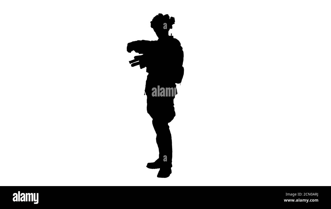 Soldato in mimetizzazione che controlla la sua uniforme, Alpha Channel Foto Stock Soldato in mimetizzazione che controlla la sua uniforme, Alpha Channel Foto Stock