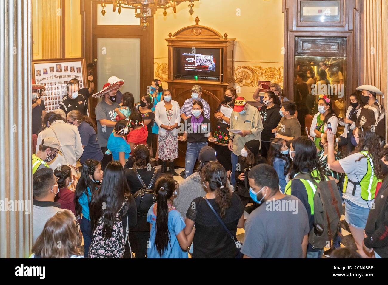 Lansing, Michigan - gli attivisti si radunano fuori dalla Camera dei rappresentanti nell'edificio del Campidoglio del Michigan, chiedendo che il legislatore Foto Stock