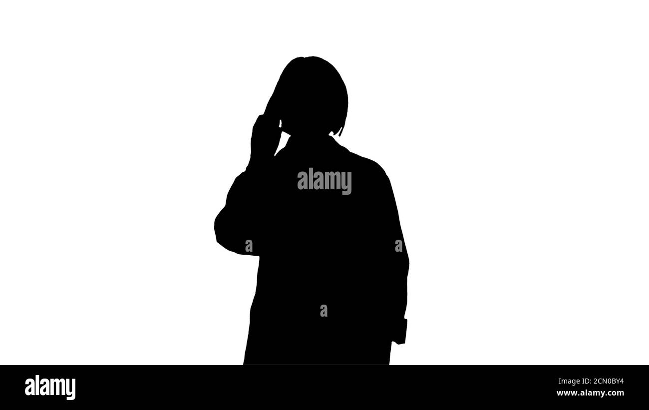 Silhouette medico femminile senior durante un coronavirus pandemic co Foto Stock