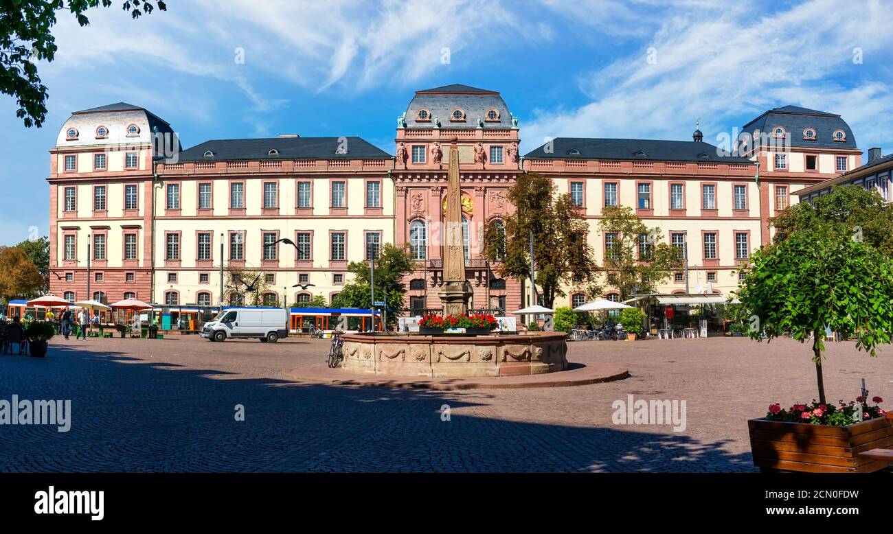 Darmstadt, Marktplatz - piazza del mercato in una giornata di sole in estate Foto Stock