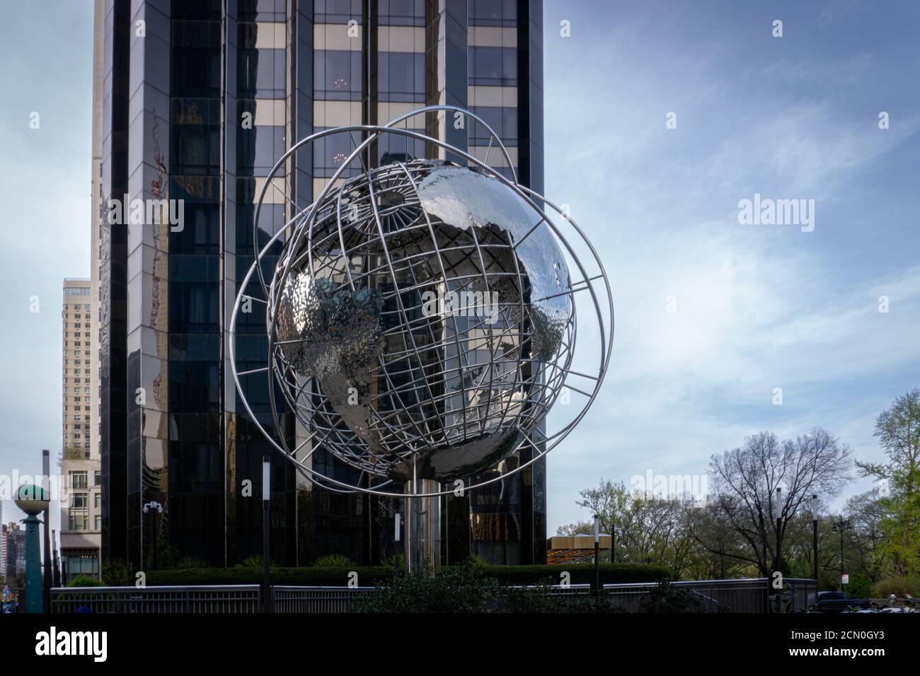 Scultura sfera in acciaio inossidabile di Kim Brandell Foto Stock