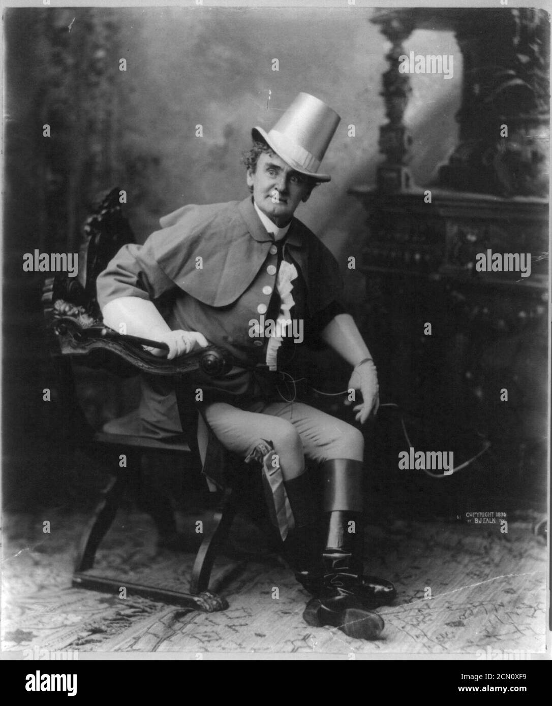 Joseph Jefferson, 1829-1905, a piena lunghezza, seduto, rivolta leggermente a destra; indossando il costume teatrale come Rip Van Winkle Foto Stock