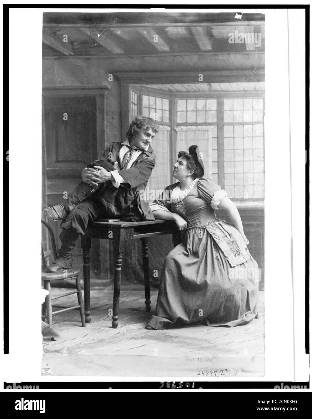 Joseph Jefferson, ritratto a figura intera, seduto a tavola, rivolto verso destra guardando una donna Foto Stock