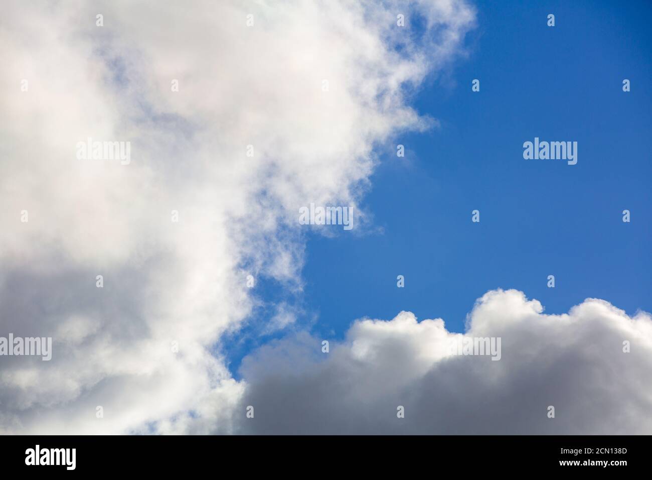 Nuvole nel cielo quando il tempo cambia Foto Stock