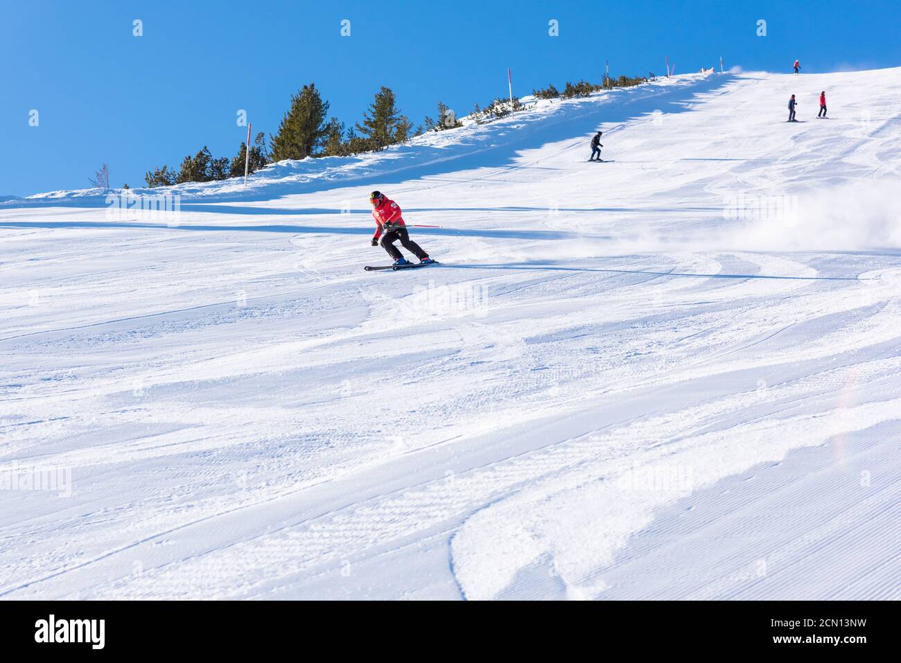 sciatore che scende in montagna Foto Stock