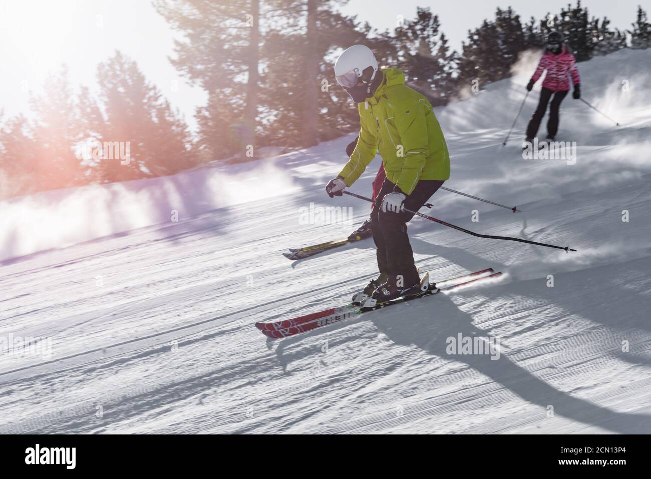 sciatore che scende in montagna Foto Stock
