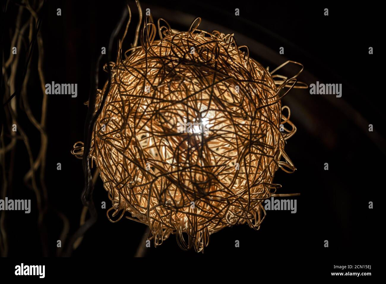 Lampada retrò in rattan a forma di palla Foto Stock