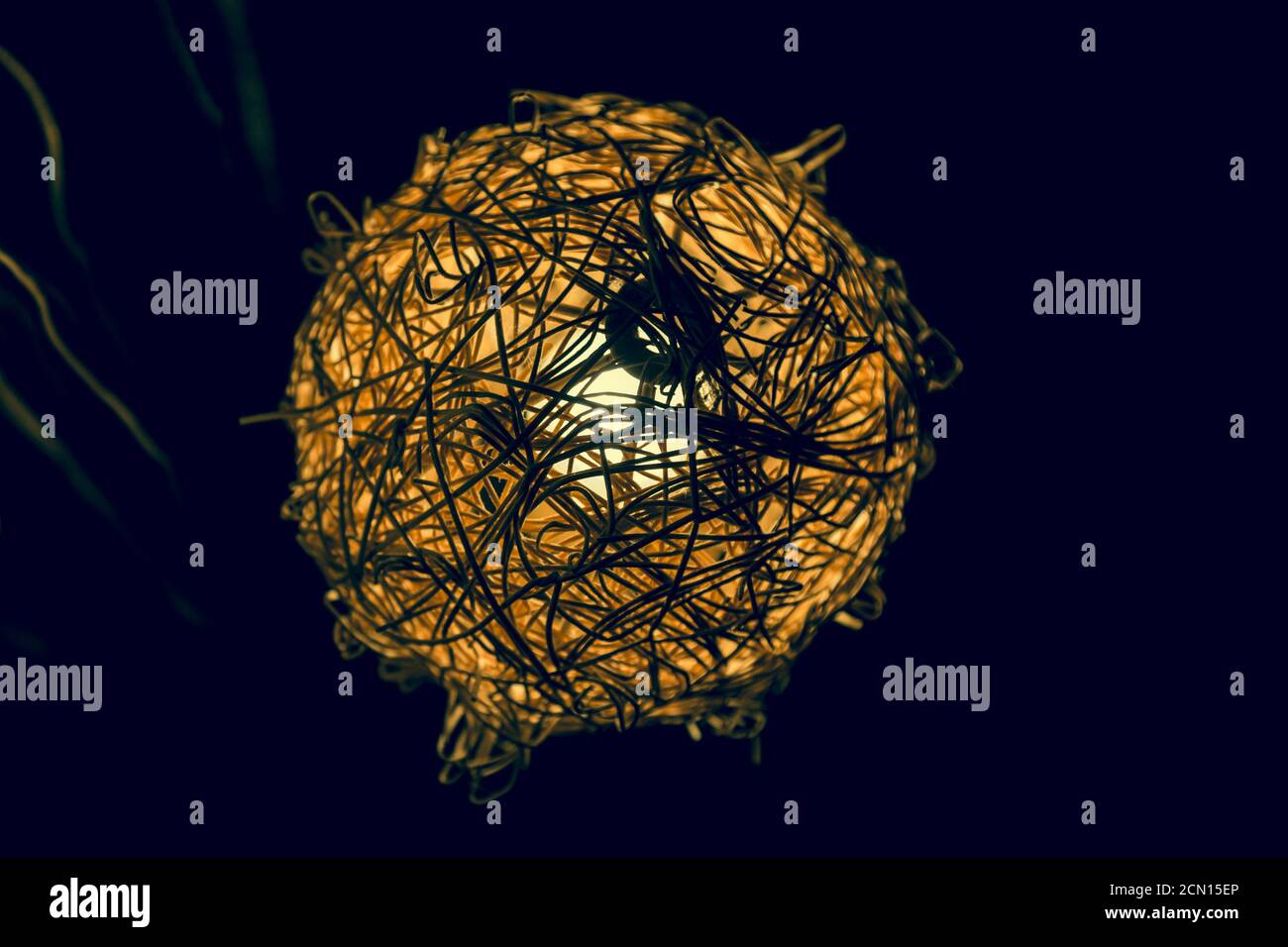 Lampada retrò in rattan a forma di palla Foto Stock