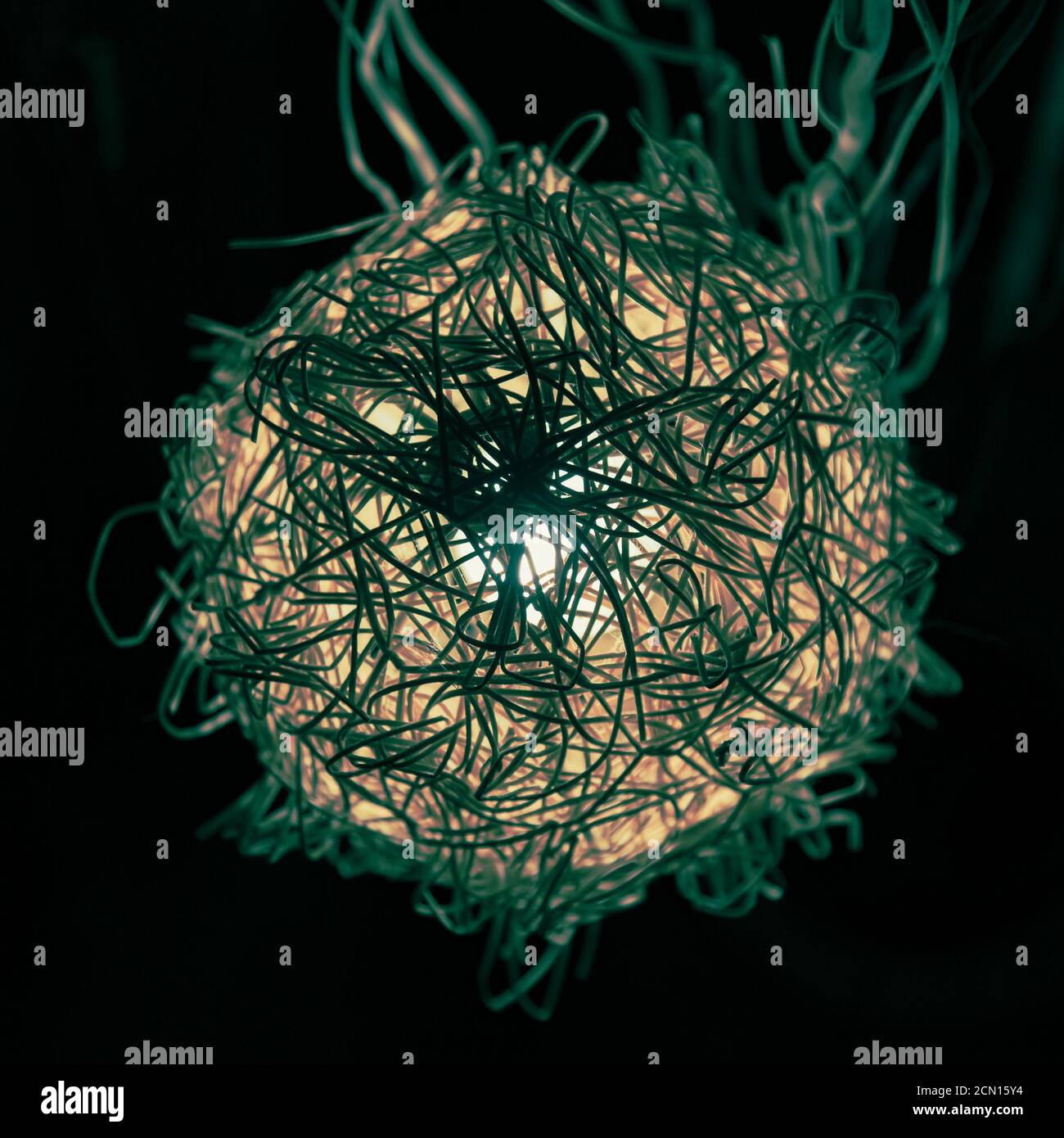 Lampada retrò in rattan a forma di palla Foto Stock