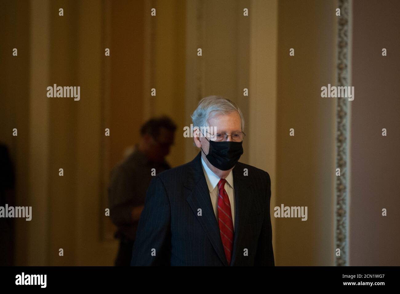 Mitch McConnell (Repubblicano del Kentucky), leader della maggioranza del Senato degli Stati Uniti, si reca al suo ufficio quando arriva per la giornata al Campidoglio degli Stati Uniti a Washington, DC., giovedì 17 settembre 2020. Credito: Rod Lammey/CNP /MediaPunch Foto Stock