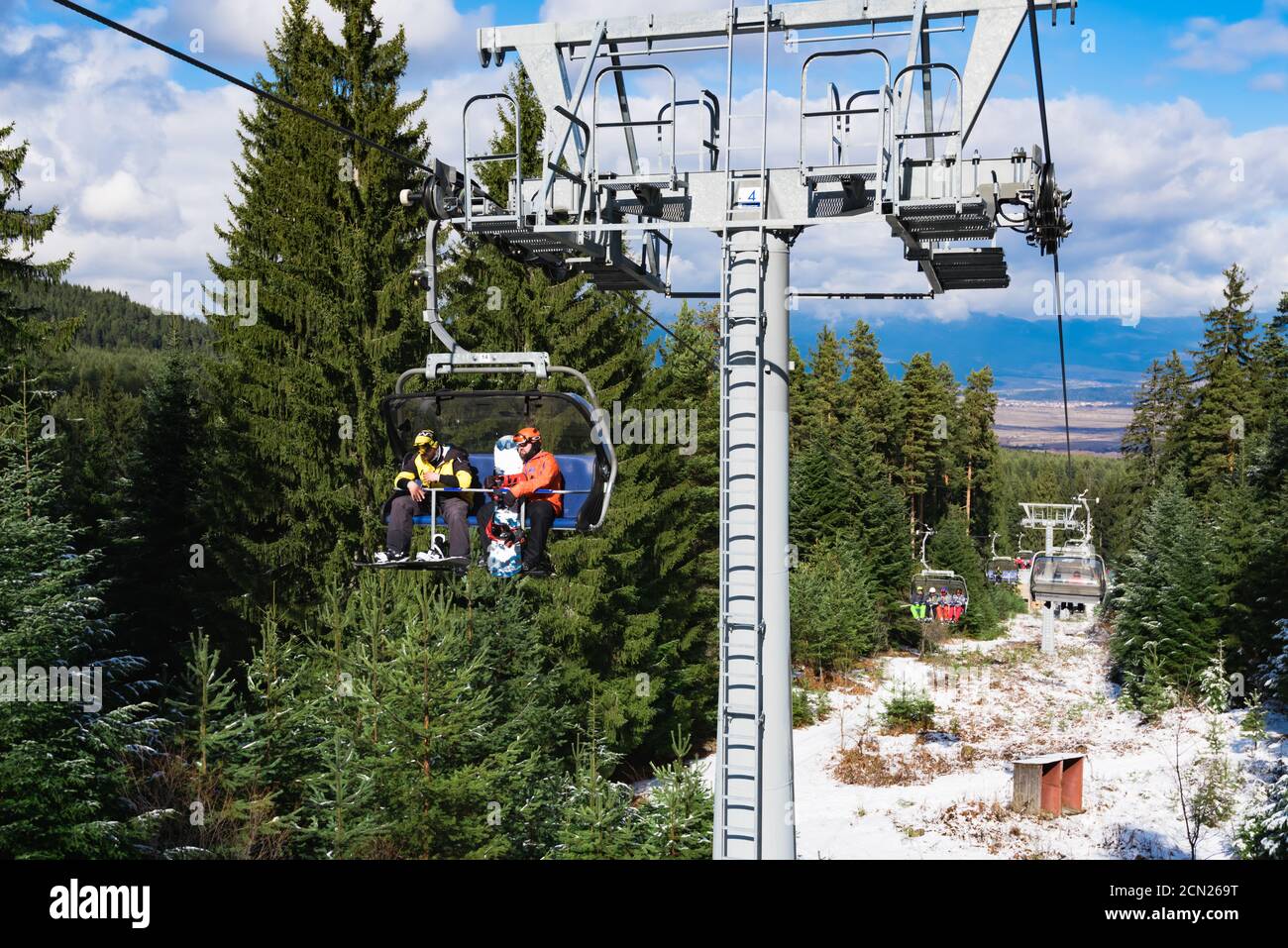 Piste da sci innevate e stazione di skilift per seggiovie in località sciistica di montagna. Foto Stock