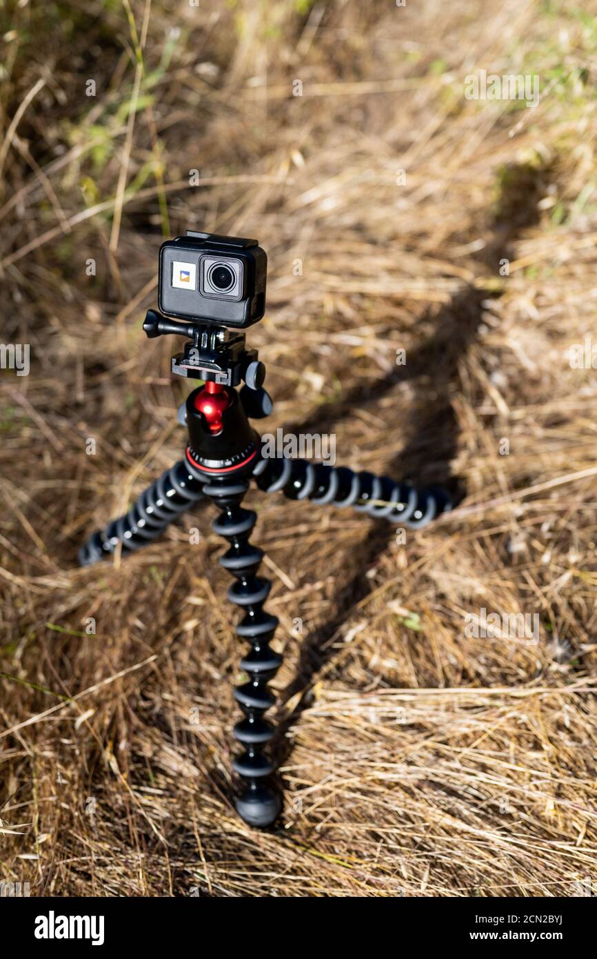 Piccola Action Camera montata sul treppiede in una luce solare intensa campo Foto Stock
