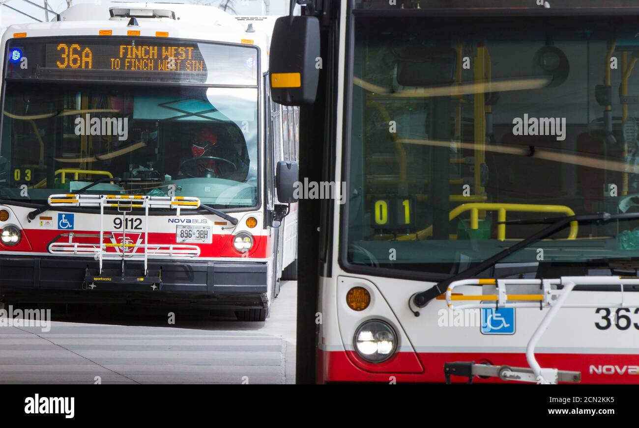 Toronto, Canada. 17 Settembre 2020. Un driver del bus TTC che indossa una maschera facciale è visto su un autobus a Toronto, Canada, il 17 settembre 2020. A partire da giovedì, i rivestimenti o le maschere per il viso sono obbligatori in tutti gli spazi condivisi TTC (Toronto Transit Commission), sia all'interno che all'esterno. Ciò vale anche per gli operatori che si trovano dietro la barriera protettiva o all'interno della cabina. Credit: Zou Zheng/Xinhua/Alamy Live News Foto Stock