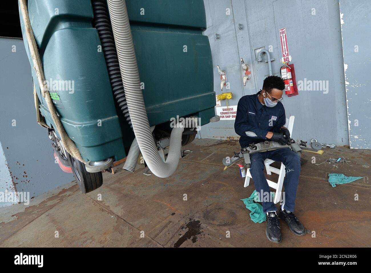 Jason Gallant, membro dell'equipaggio Intrepid Maintenance, lavora alla riparazione di uno scrubber a pavimento sul ponte inferiore dell'Intrepid Sea, Air & Space Museum in programma di riapertura (settembre 25) al pubblico, a New York, NY, 17 settembre 2020. Saranno allestiti più di 200 dispenser di disinfettanti per le mani durante le mostre, i biglietti saranno riservati a tempo, i cartelli di sola andata per i piedi aiuteranno i visitatori a navigare nelle mostre che verranno pulite e disinfettate ogni ora; l'accesso ai servizi di Concord, sottomarini e alimentari rimarrà chiuso. (Anthony Behar/Sipa USA) Foto Stock