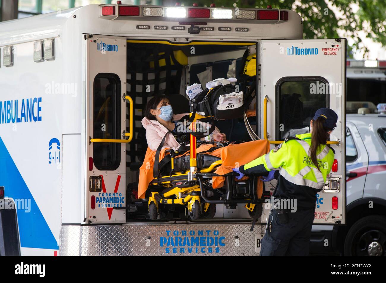 Toronto, Canada. 17 Settembre 2020. Un paziente che indossa una maschera facciale è fatto uscire da un'ambulanza ad un ospedale a Toronto, Canada, il 17 settembre 2020. Il numero di casi COVID-19 in Canada è salito a 140,539 giovedì, con 9,199 morti, secondo CTV. Credit: Zou Zheng/Xinhua/Alamy Live News Foto Stock