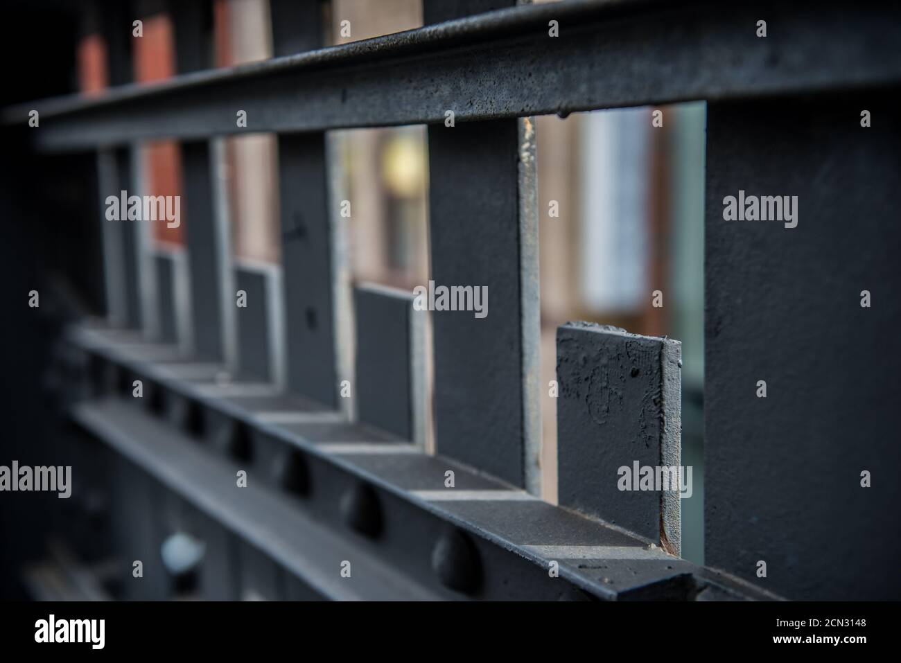 Primo piano foto della recinzione in acciaio industriale grigia Foto Stock