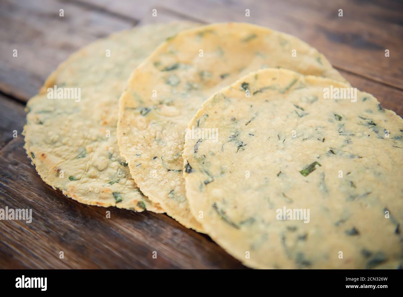 Tortillas messicane tradizionali fatte a mano. Fatti a mano di recente Foto Stock