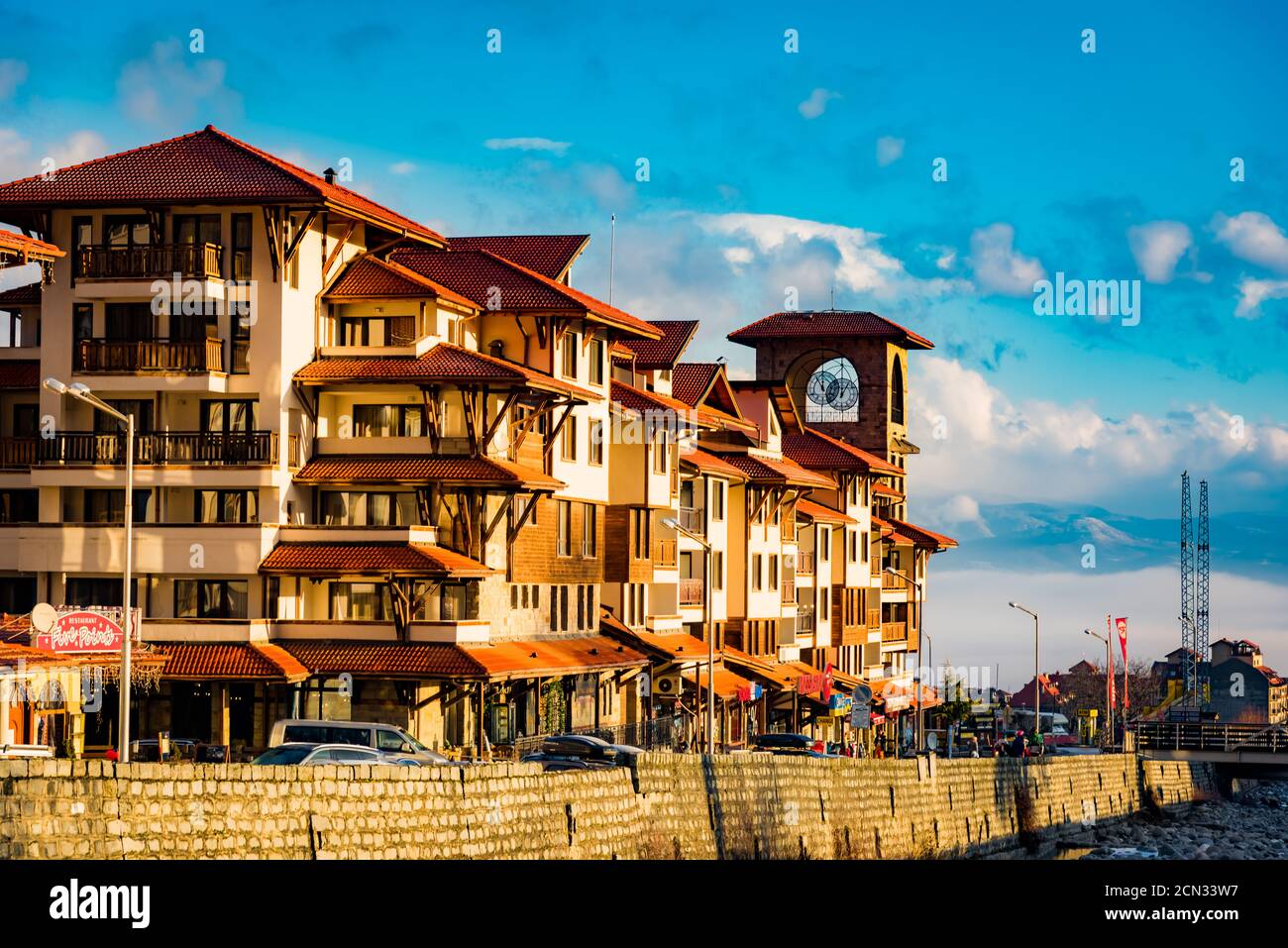 Bulgaria Bansko città all'alba strada con hotel. Foto Stock