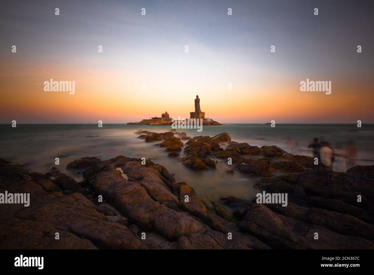 Vivekanandar Rock e Thiruvalluvar Statuto durante l'alba Foto Stock