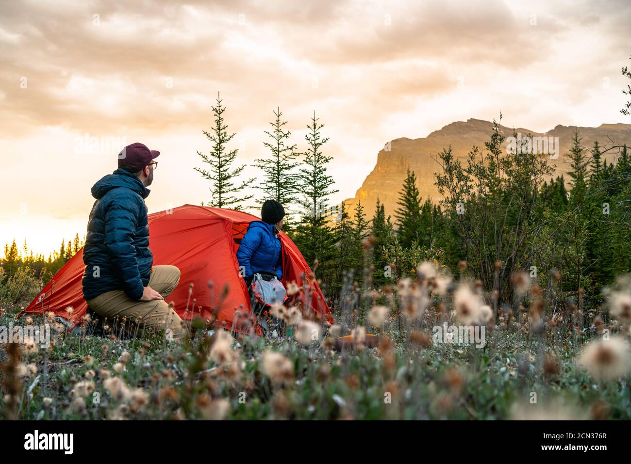 Coppia godendo Alba da Camping Spot lungo David Thompson Highway Foto Stock