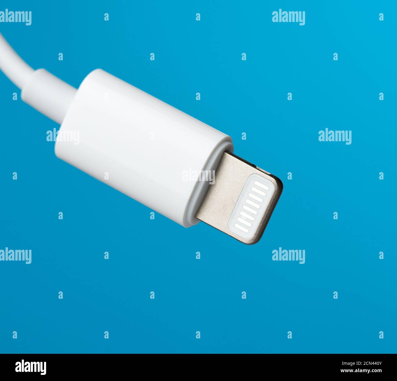 Cavo Lightning bianco su sfondo blu Foto Stock