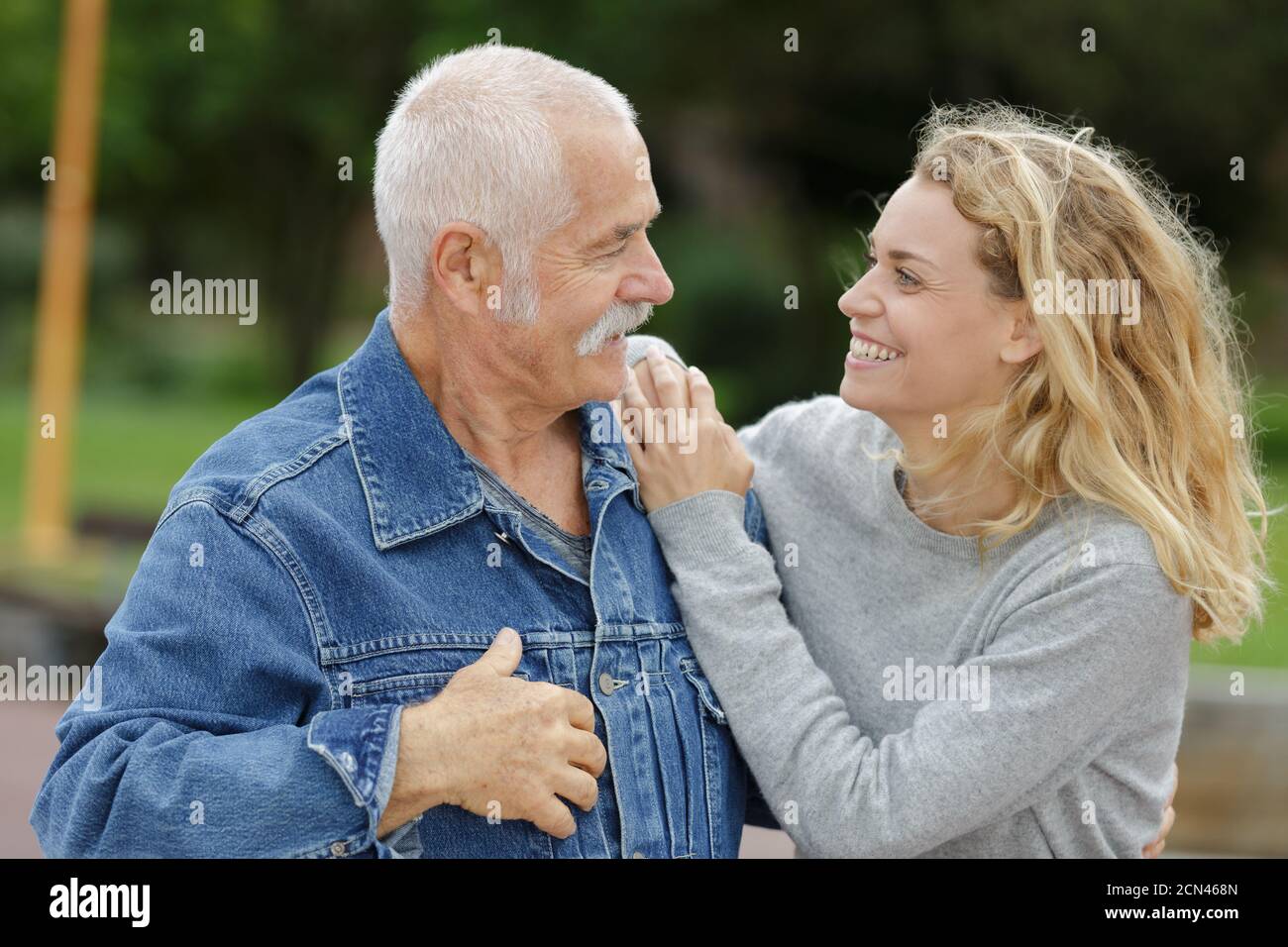 padre e figlia insieme e ridendo Foto Stock