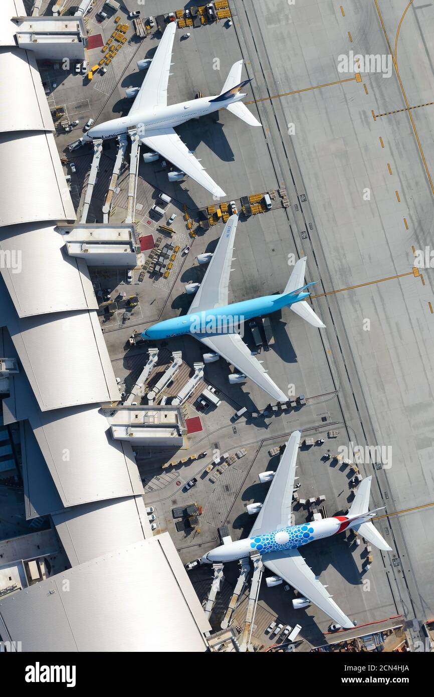 Vista aerea del terminal internazionale Tom Bradley con più Airbus A380 parcheggiati. Tre Airbus A380-800 all'aeroporto di Los Angeles. Foto Stock