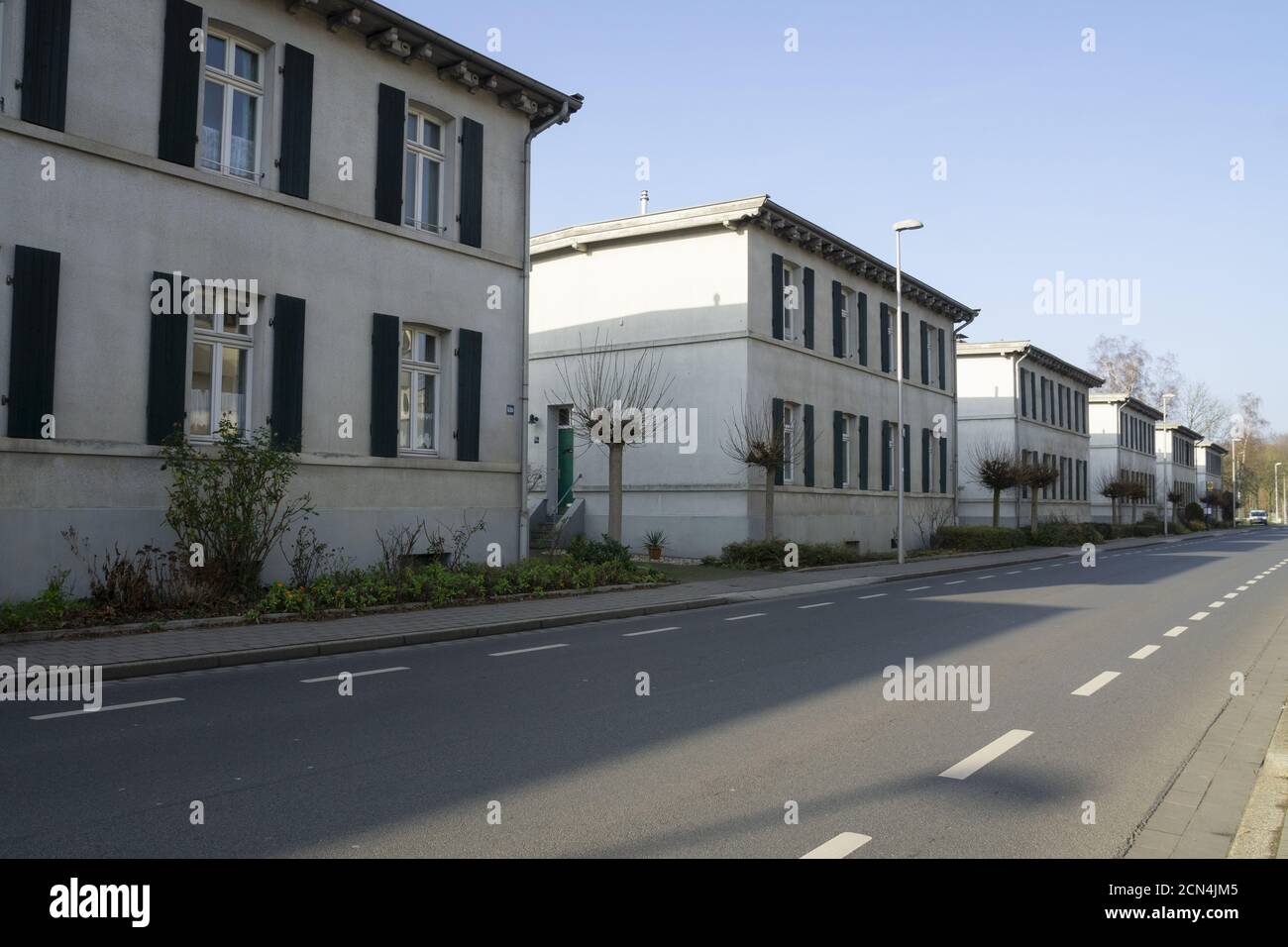 Colonia di edifici a piathead sulla strada Foto Stock