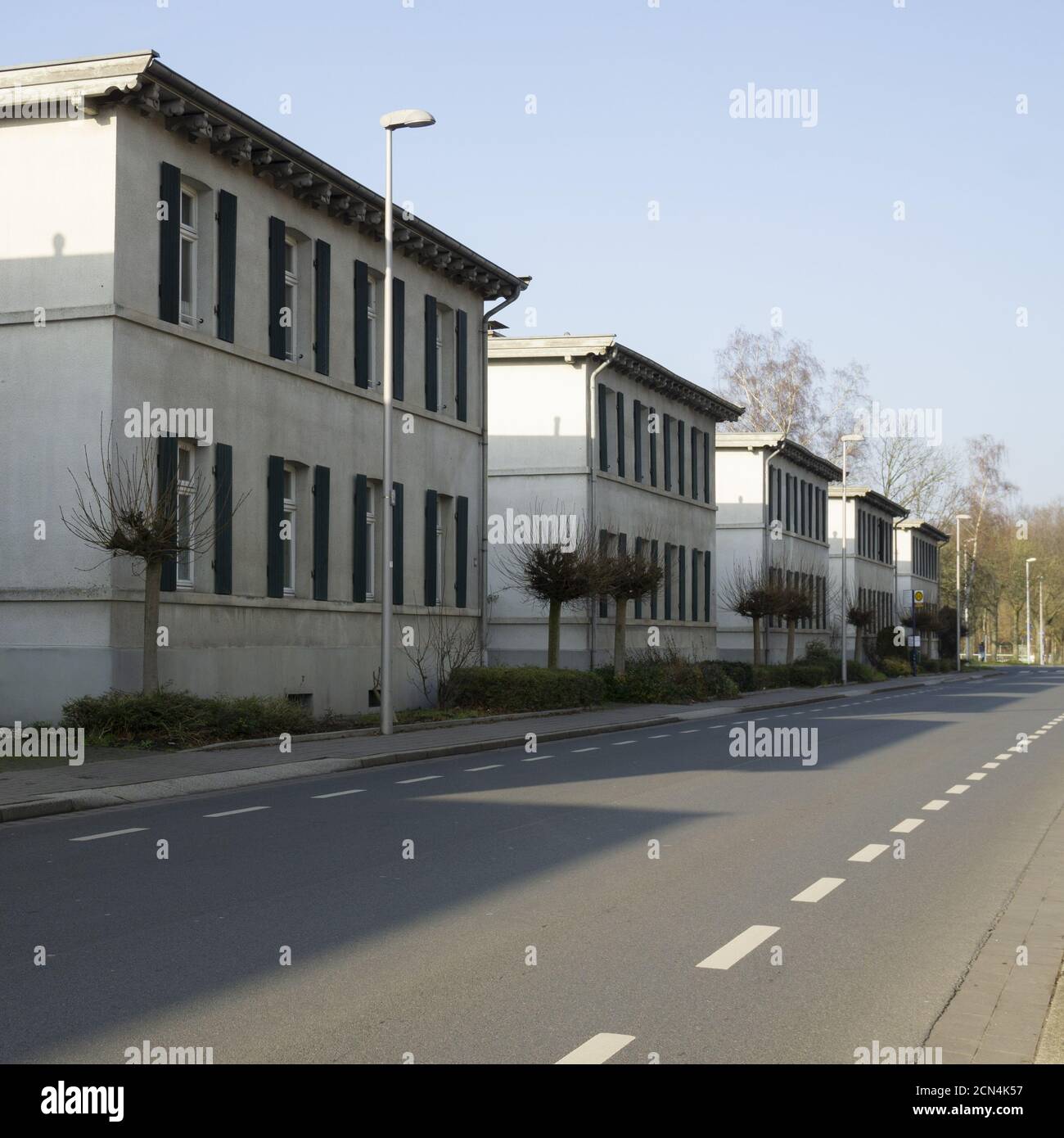 Colonia di edifici a piathead sulla strada Foto Stock