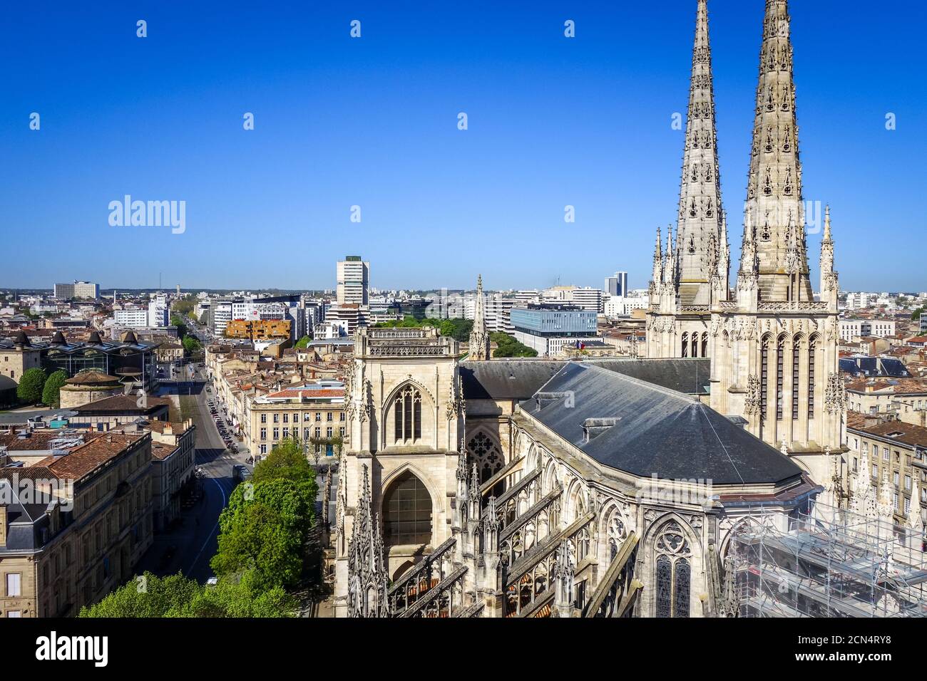 Città di Bordeaux e Cattedrale di Saint-Andre vista aerea, Francia Foto Stock