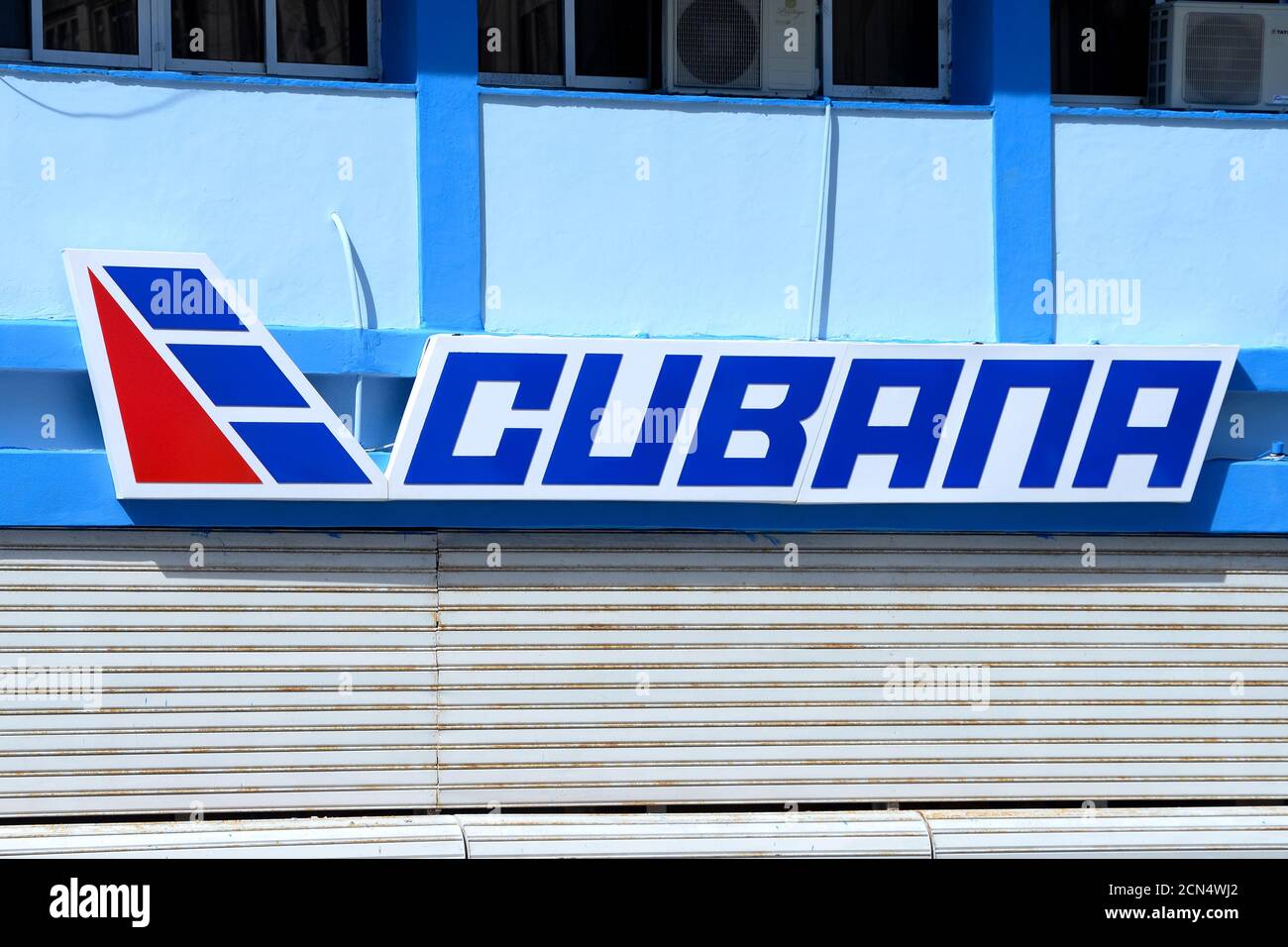 Logo Cubana de Aviacion sulla facciata del suo edificio a l'Avana, Cuba. Cartello della linea aerea cubana presso l'ufficio di la Habana. Foto Stock