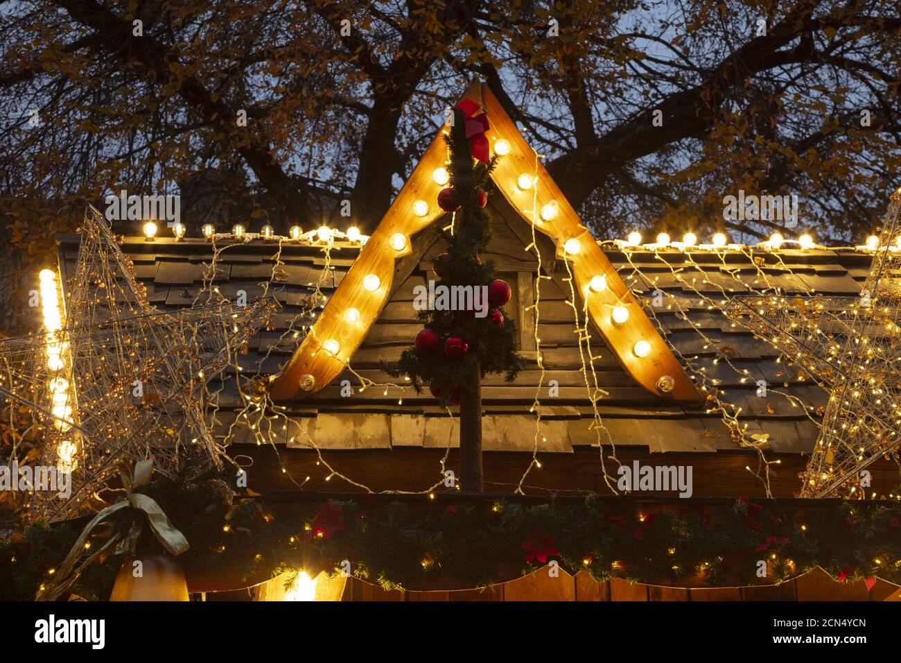 Tetto illuminato al mercatino di Natale Foto Stock