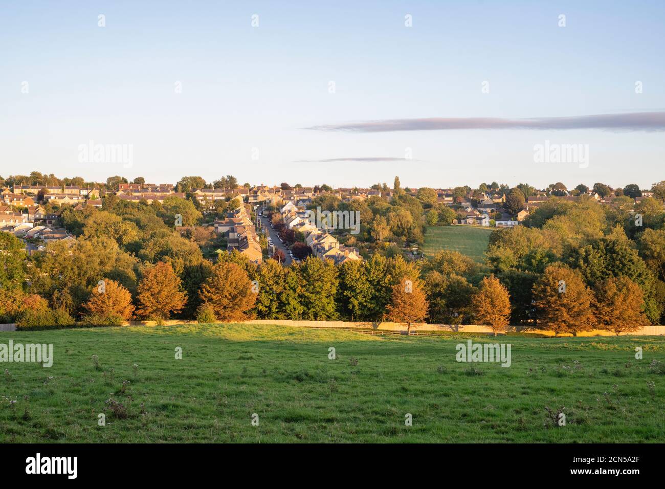 Vista su Chipping Norton al tramonto a settembre. Chipping Norton, Cotswolds, Oxfordshire, Inghilterra Foto Stock