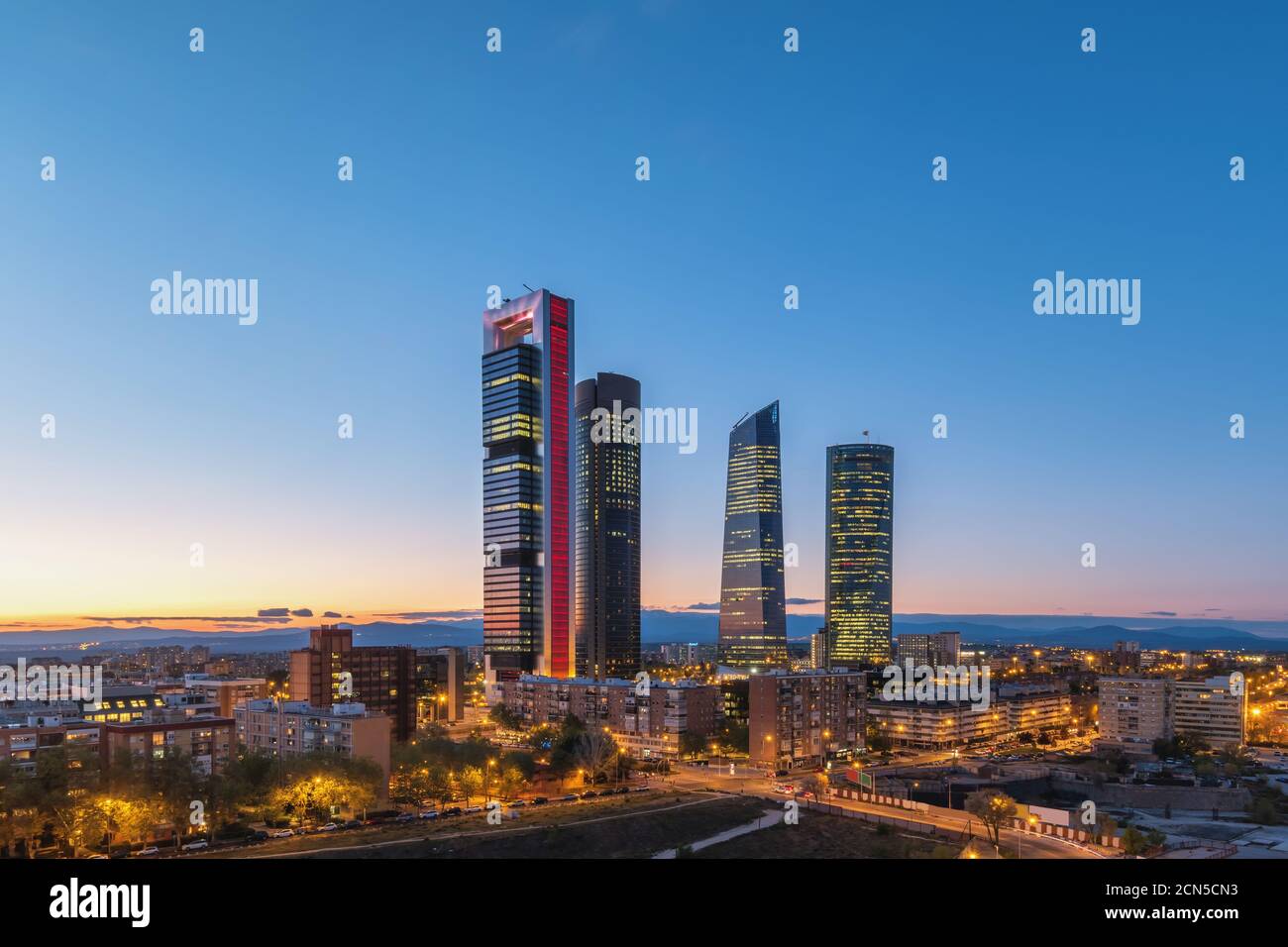 Madrid Spagna, notte dello skyline della città al quartiere finanziario centrale con quattro torri Foto Stock